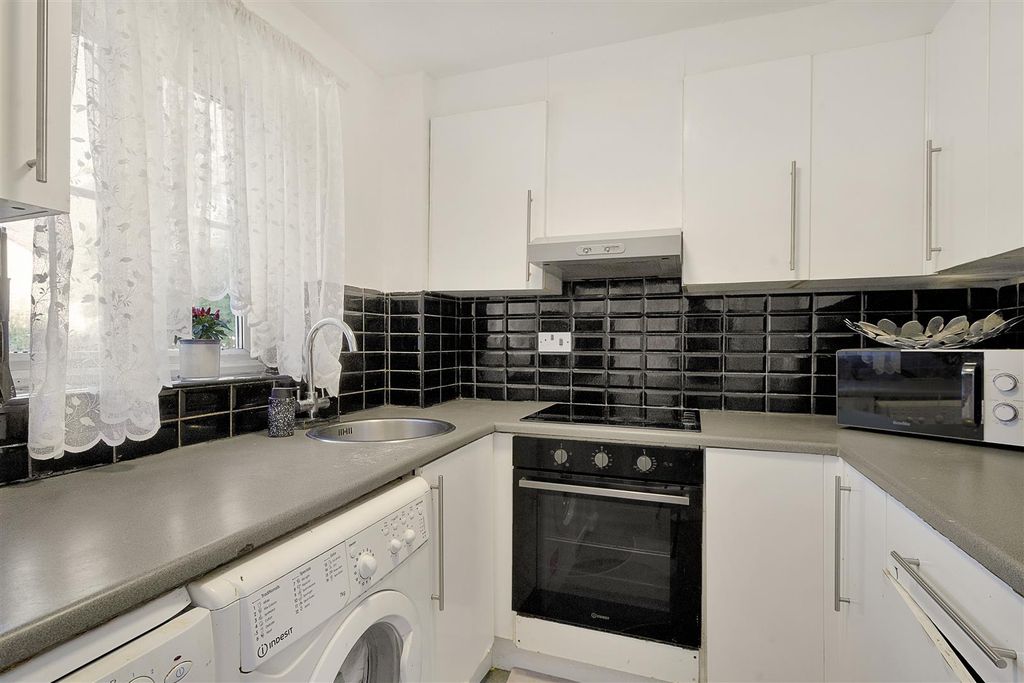 Property photo 3 of 9 Kitchen