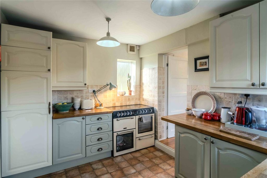 Property photo 3 of 11 Kitchen