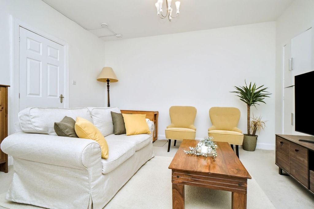 Property photo 2 of 17 4476184