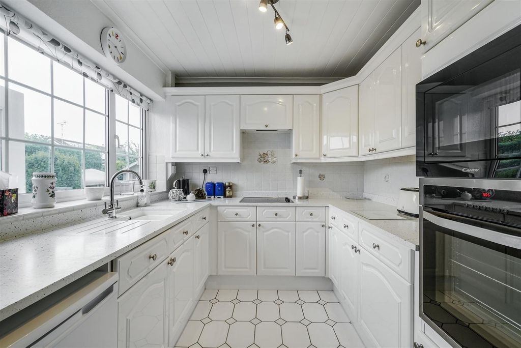 Property photo 3 of 19 Kitchen