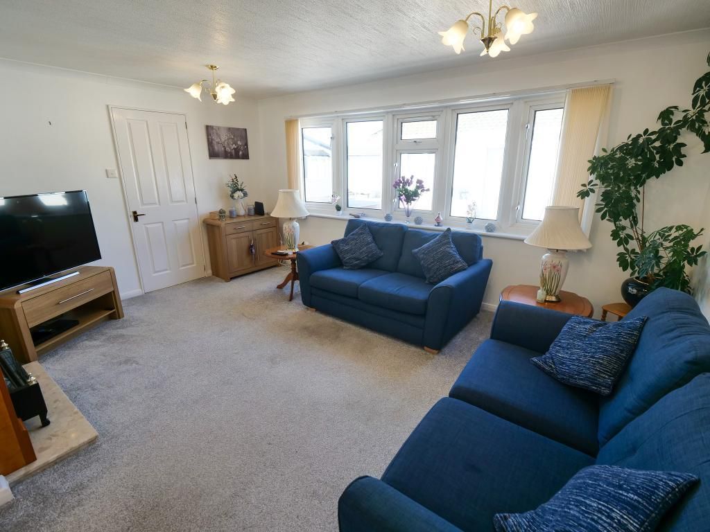 Property photo 3 of 11 Living Room