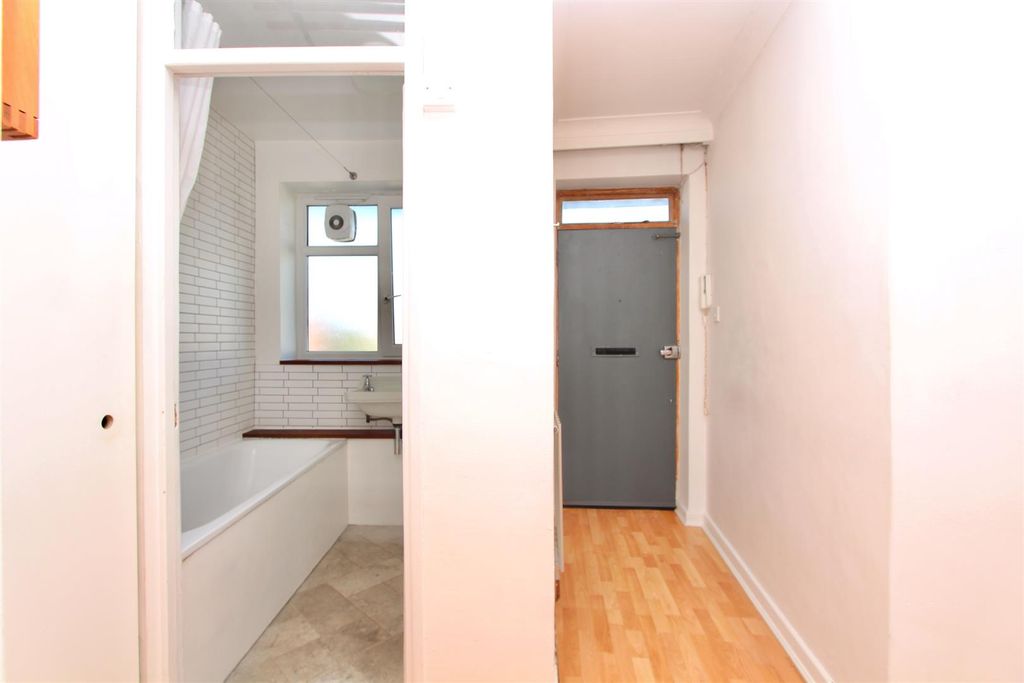 Property photo 3 of 12 Crawshay House, N16