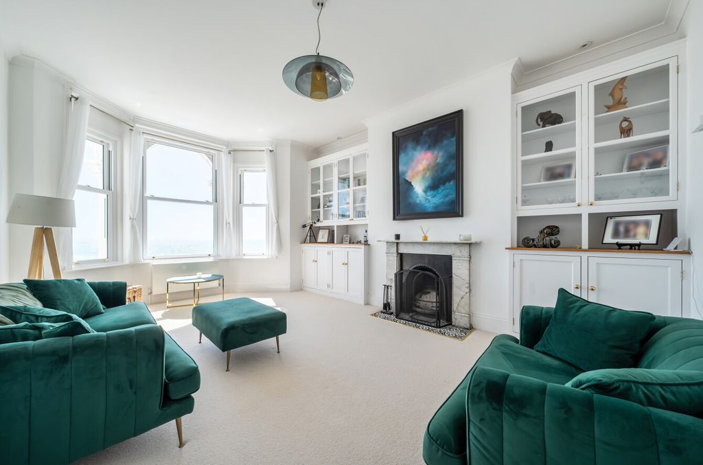 Property photo 3 of 13 Lounge