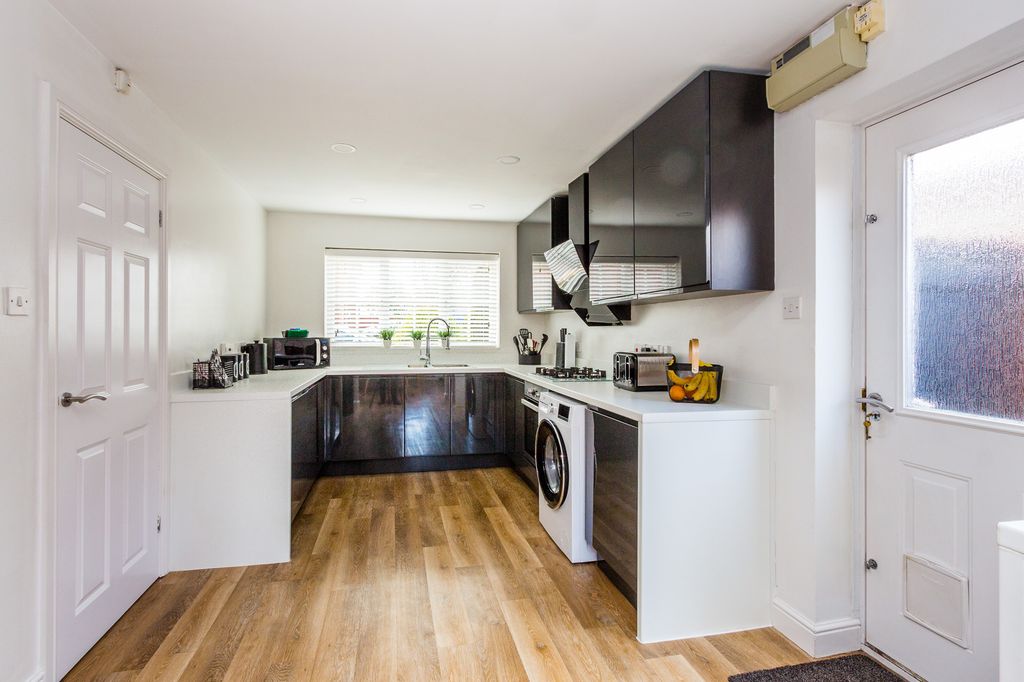 Property photo 3 of 17 Kitchen