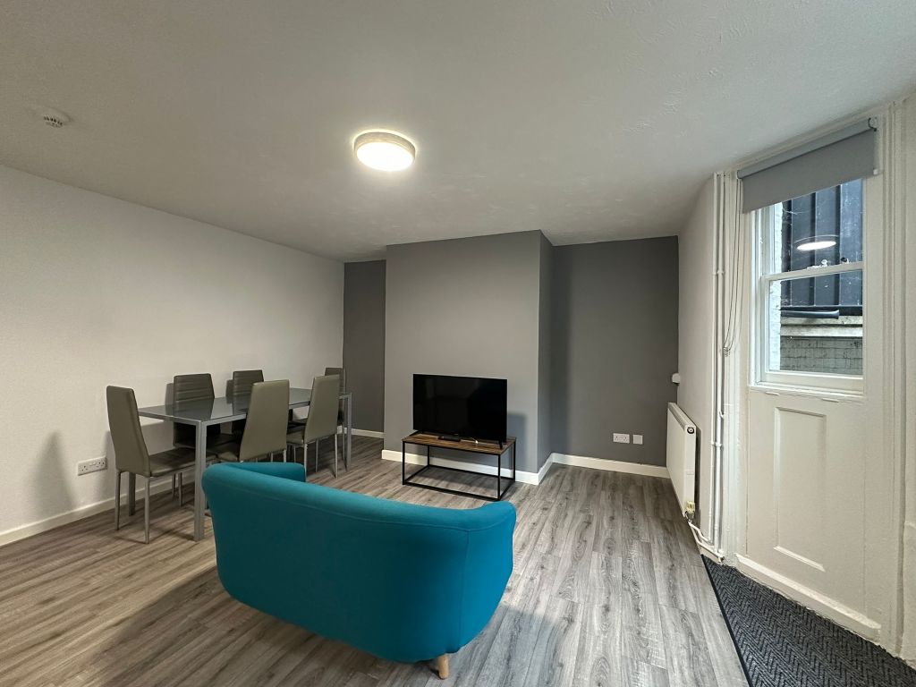 Property photo 3 of 20 Lounge