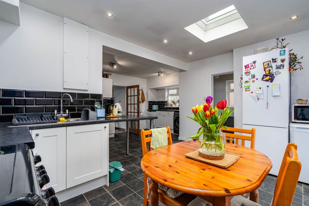 Property photo 3 of 19 Kitchen 4