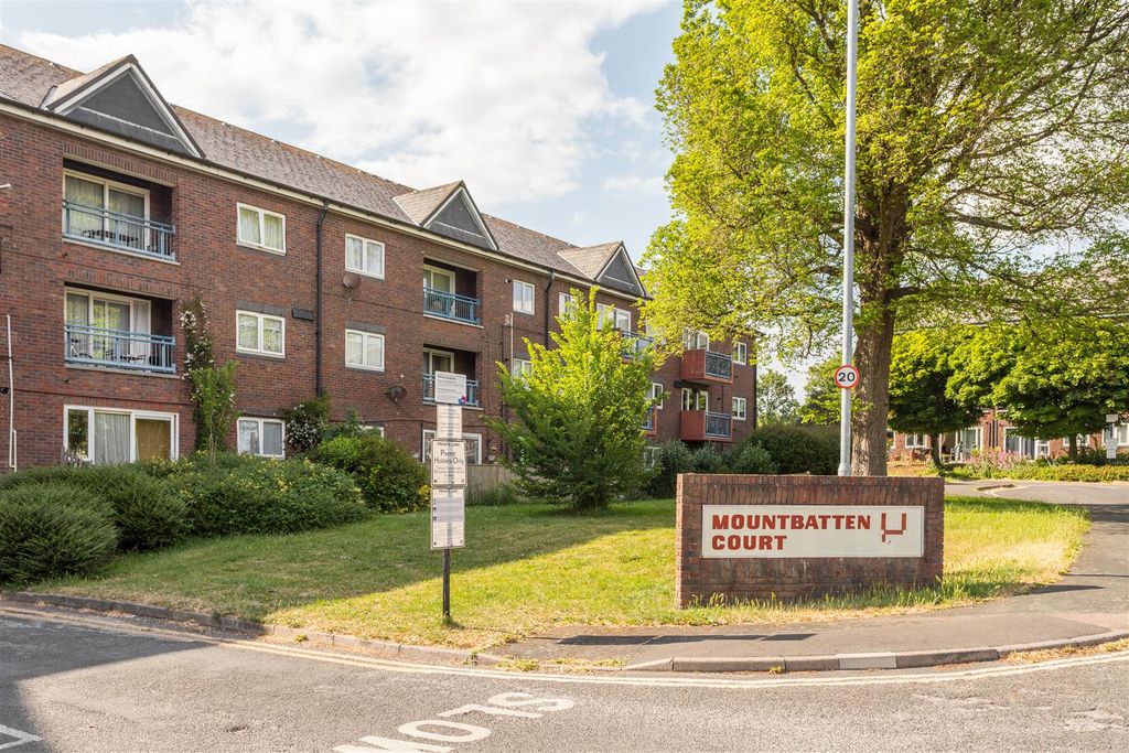 Property photo 1 of 15 21 Mountbatten Court-19.Jpg
