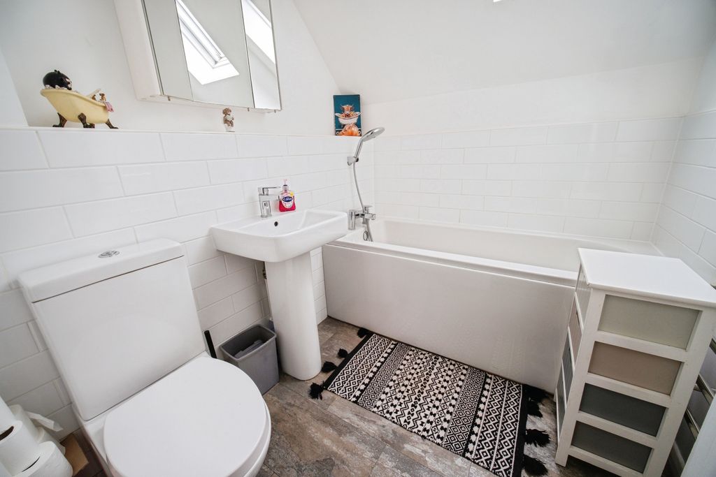 Additional image 14 of 3 bed flat for saleQueens Road, Farnborough GU14