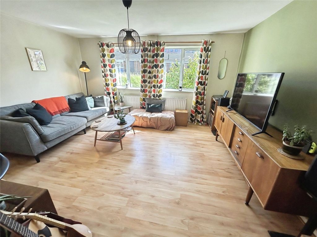 Property photo 2 of 17 Lounge