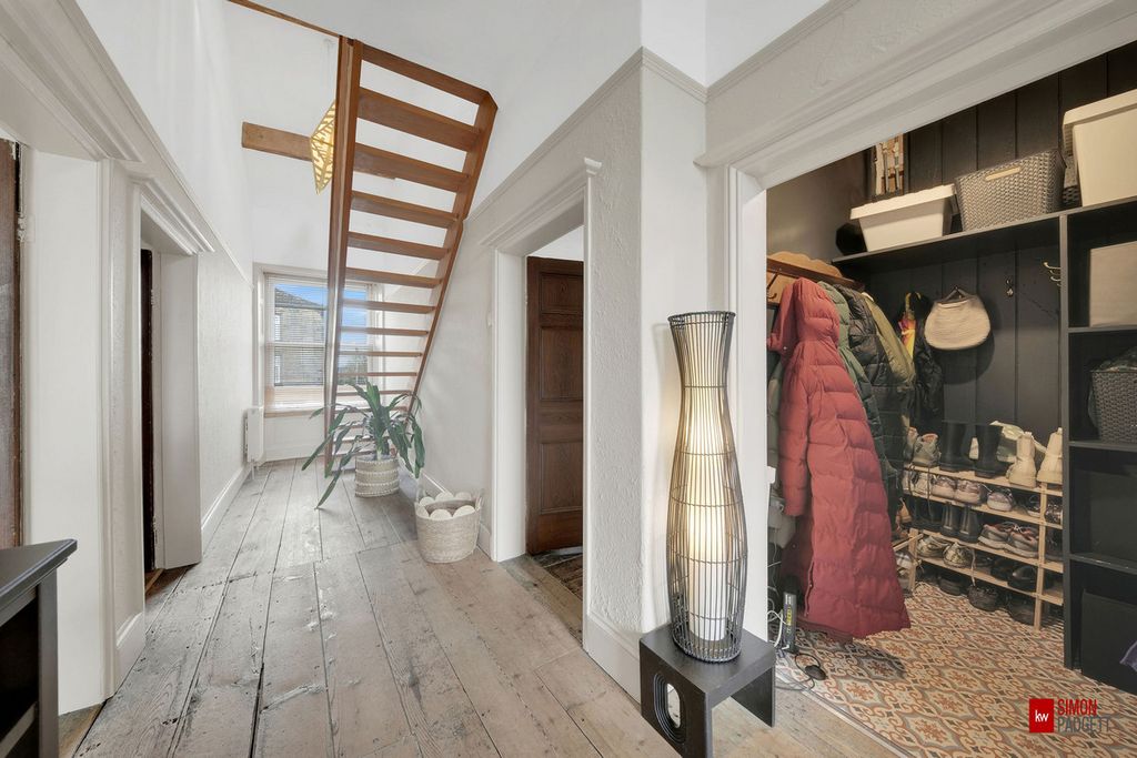 Property photo 2 of 32