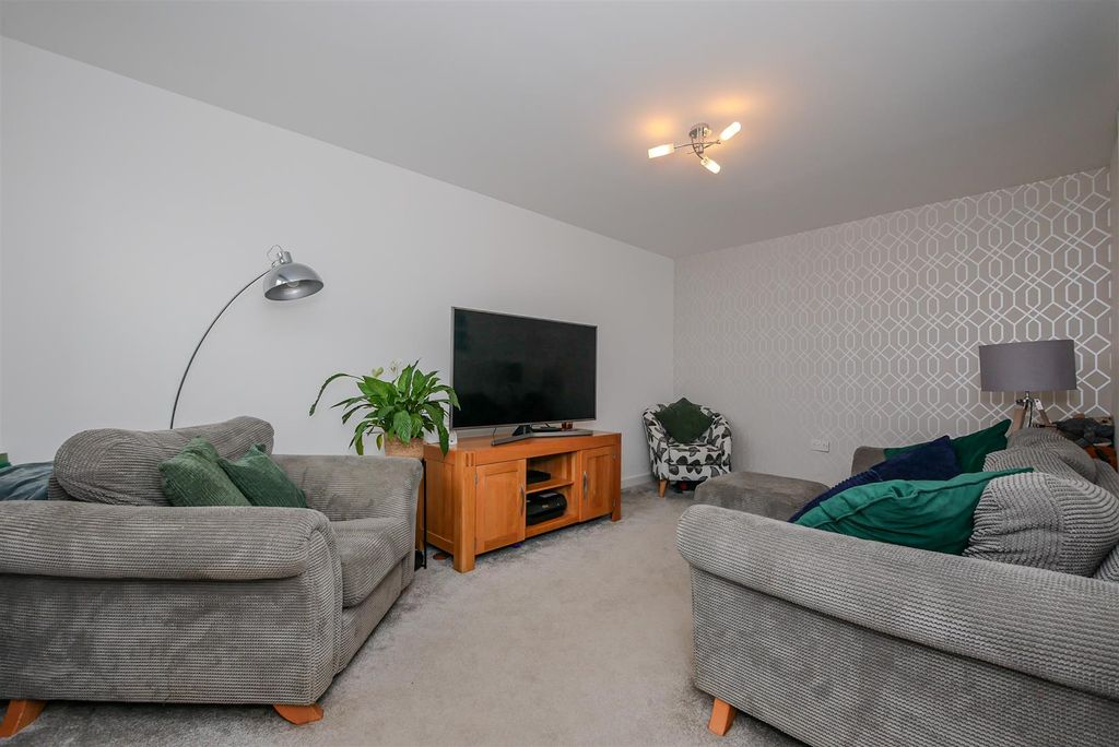 Property photo 3 of 16 Lounge