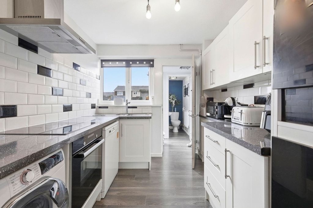 Property photo 2 of 14 Fitted Kitchen
