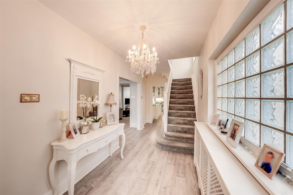 Property photo 3 of 18 A7S00100Hdr.Jpg