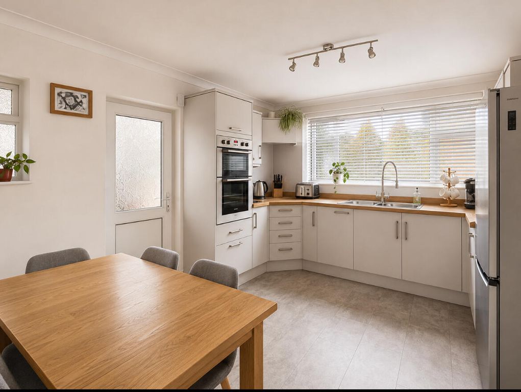 Property photo 2 of 10 Kitchen