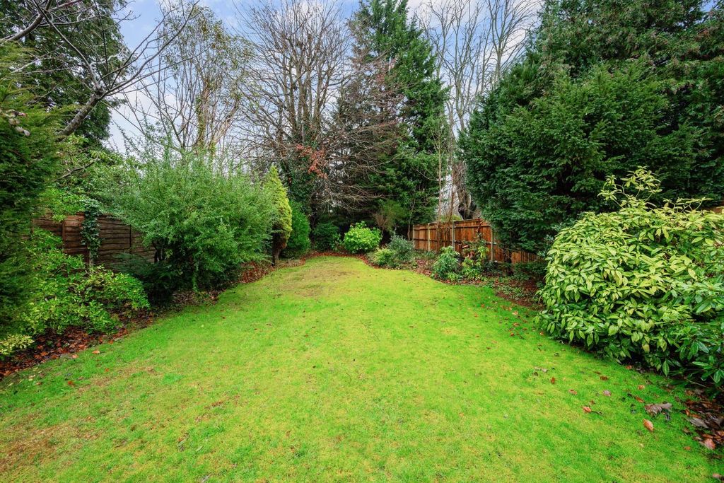 Property photo 2 of 22 De Burgh Park