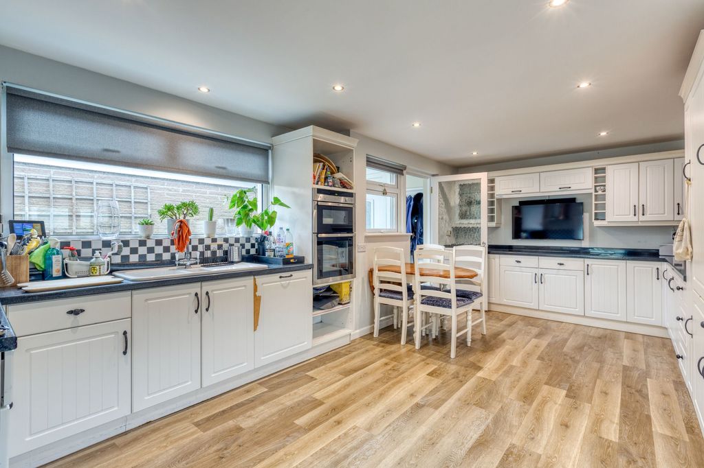 Property photo 2 of 29