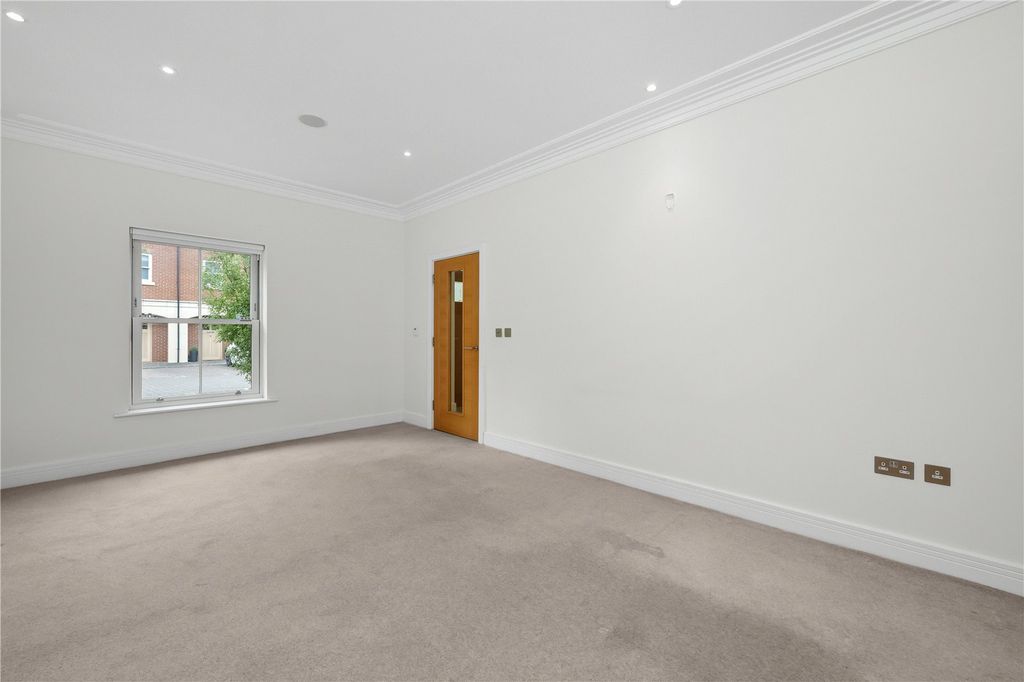 Property photo 3 of 18 Reception