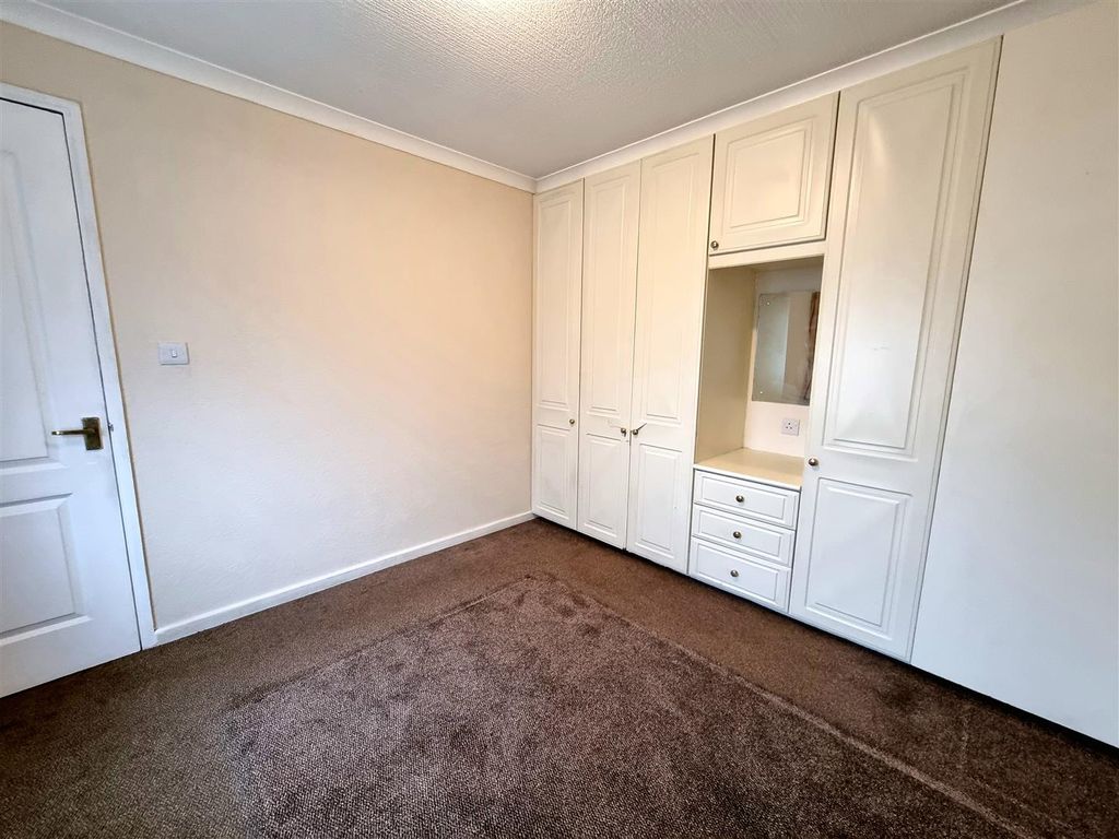 Property photo 3 of 13 Bedroom ..Jpg