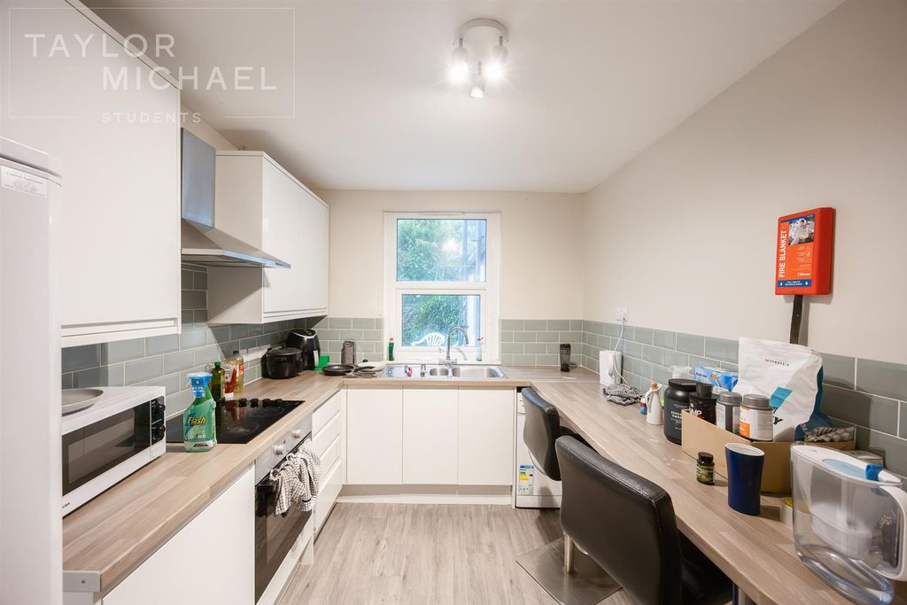 Property photo 1 of 9 Kitchen