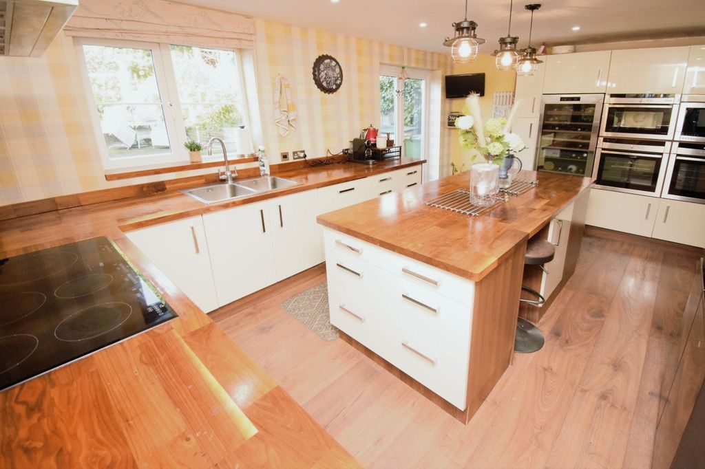 Property photo 3 of 32 Kitchen