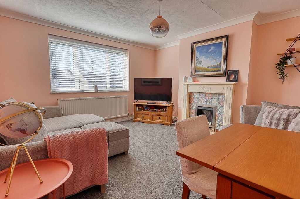 Property photo 2 of 11 Lounge