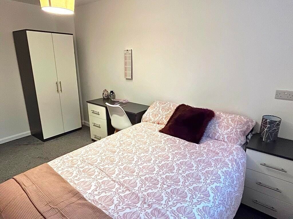 Property photo 3 of 8 A Cozy Double Bedroom Featuring A Comfortable Bed ...