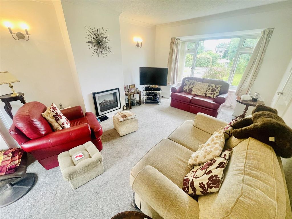 Property photo 3 of 18 Lounge