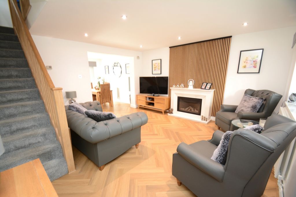 Property photo 2 of 17 Lounge
