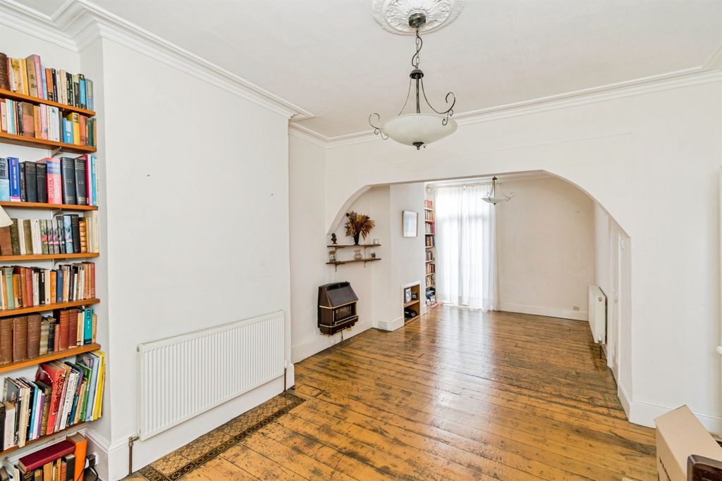 Property photo 2 of 28