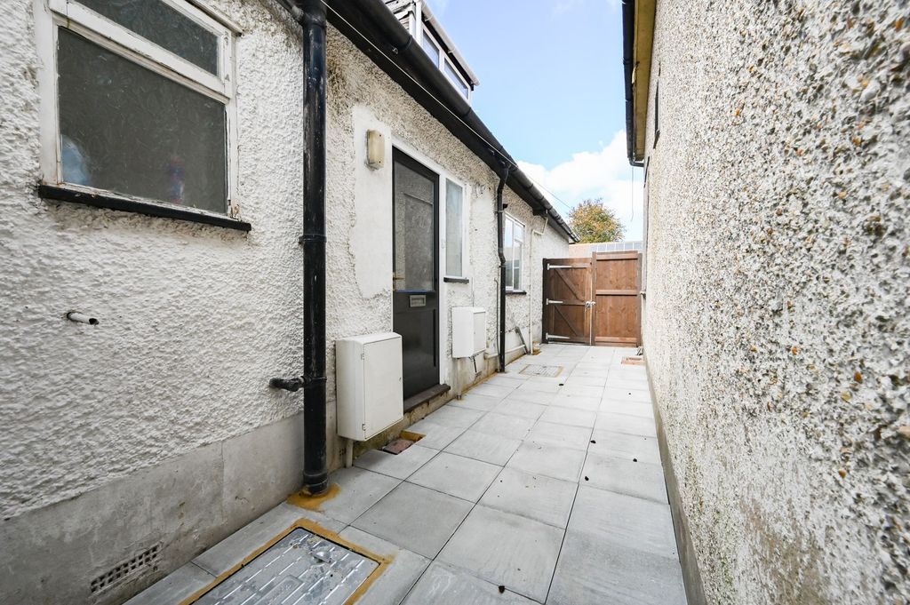 Property photo 1 of 9 Courtyard