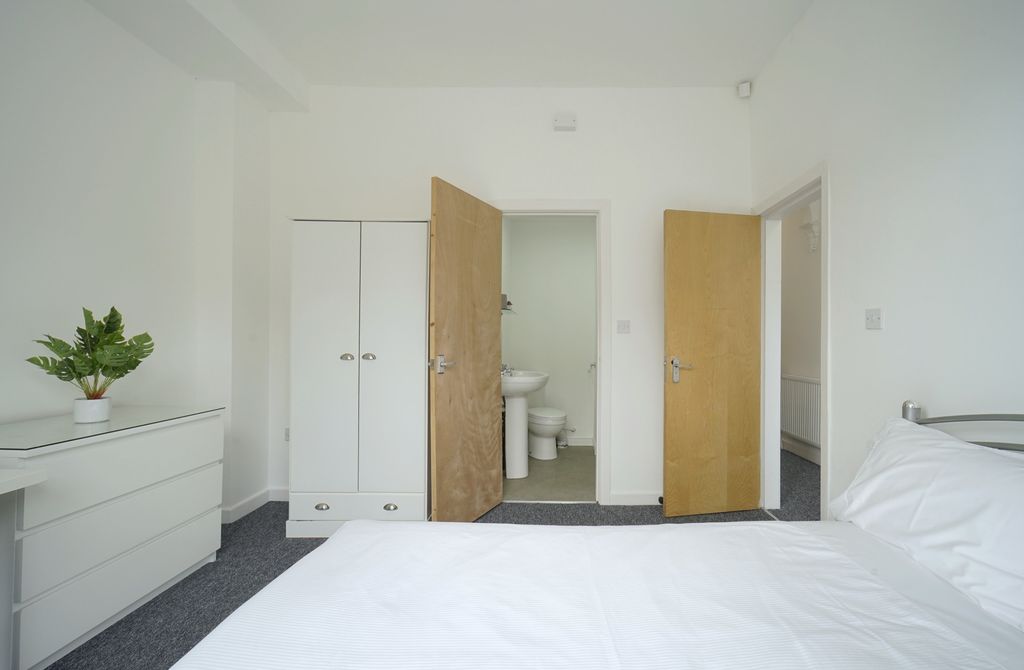 Property photo 1 of 31 Bright, Neatly Presented Bedroom With A Double Bed...