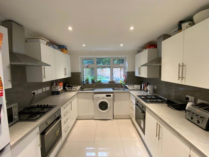 Property photo 1 of 10 Kitchen