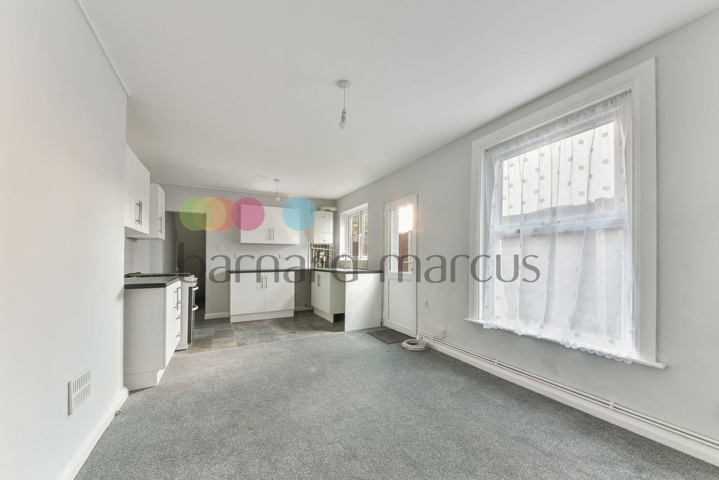 Property photo 2 of 6 Bedroom