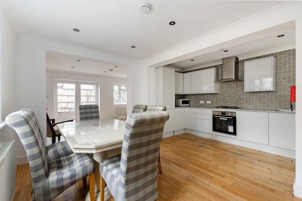 Property photo 2 of 20 102876_10-Hutton-...