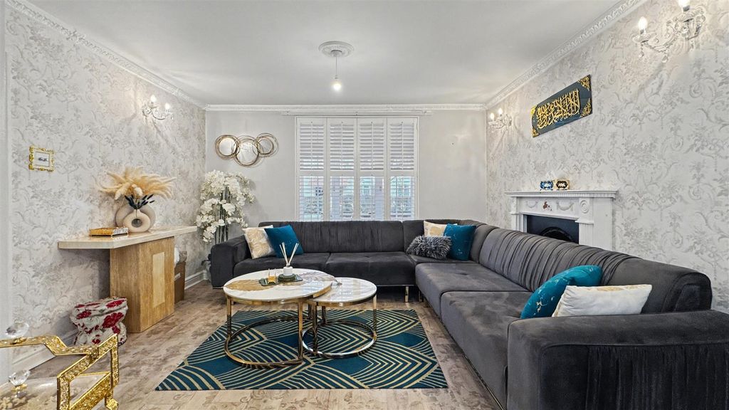 Property photo 3 of 14 Living Room