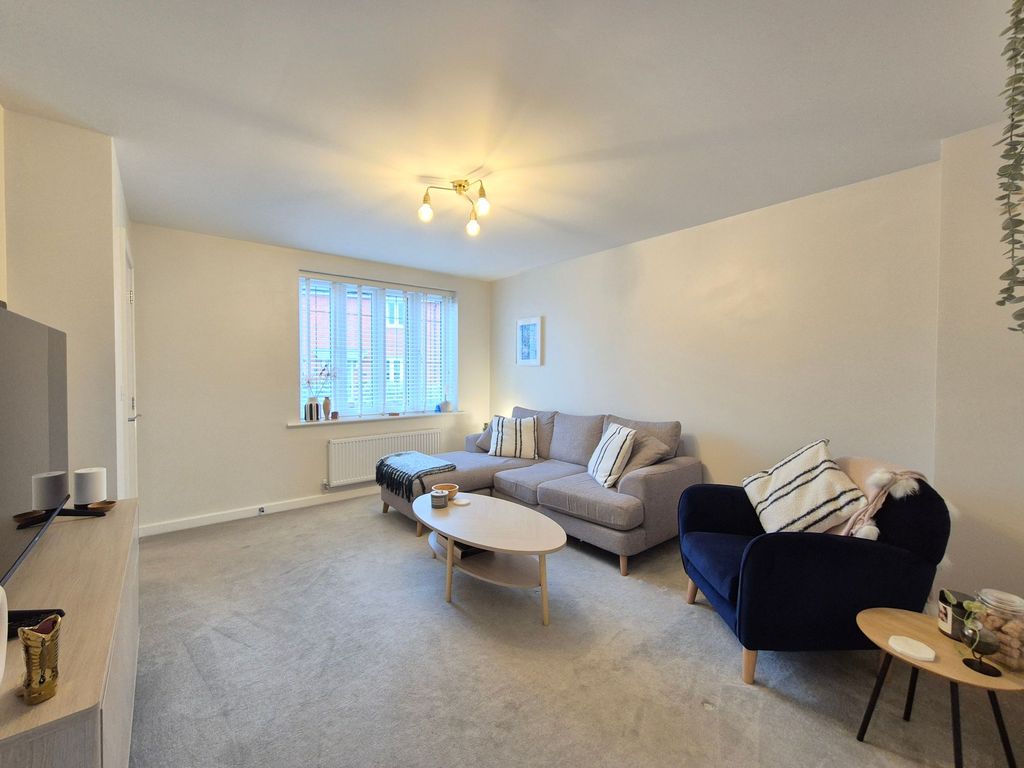 Property photo 3 of 18 Lounge