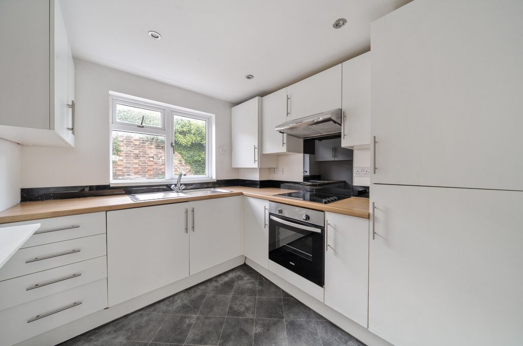 Property photo 2 of 13 1472916-10-6A2335...