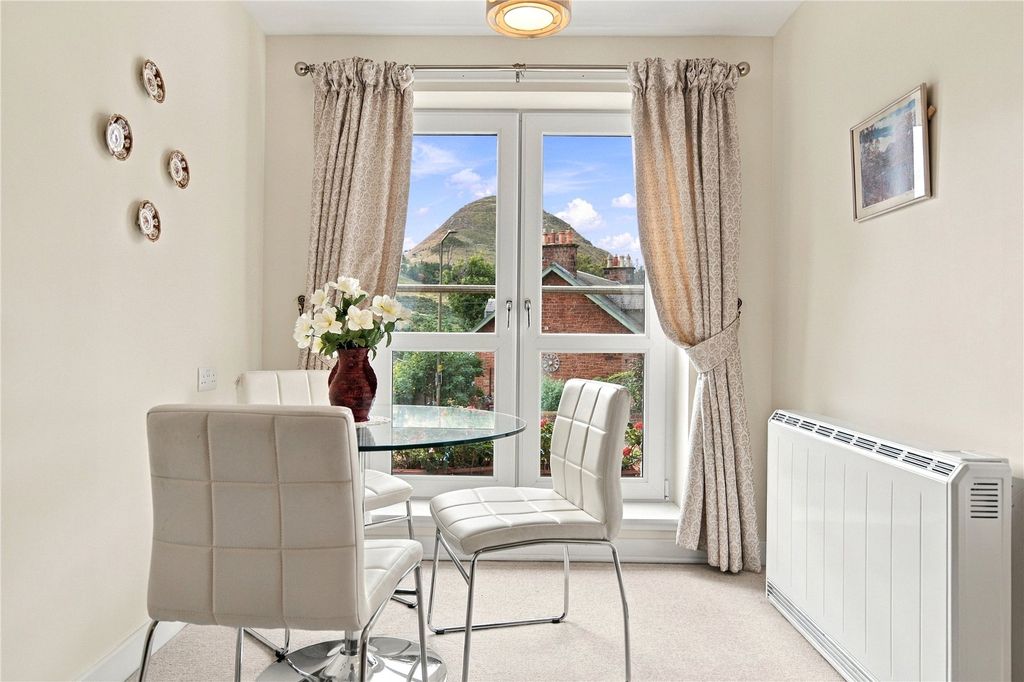 Property photo 3 of 20 Tantallon Court