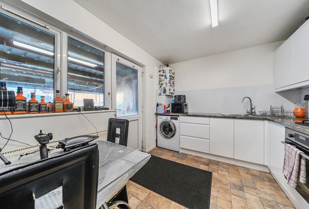 Property photo 3 of 8 Picture 3