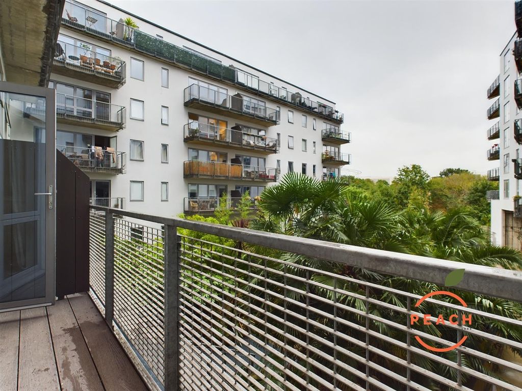 Property photo 3 of 17 Cam04237G0-Pr0017-Still008.Jpg