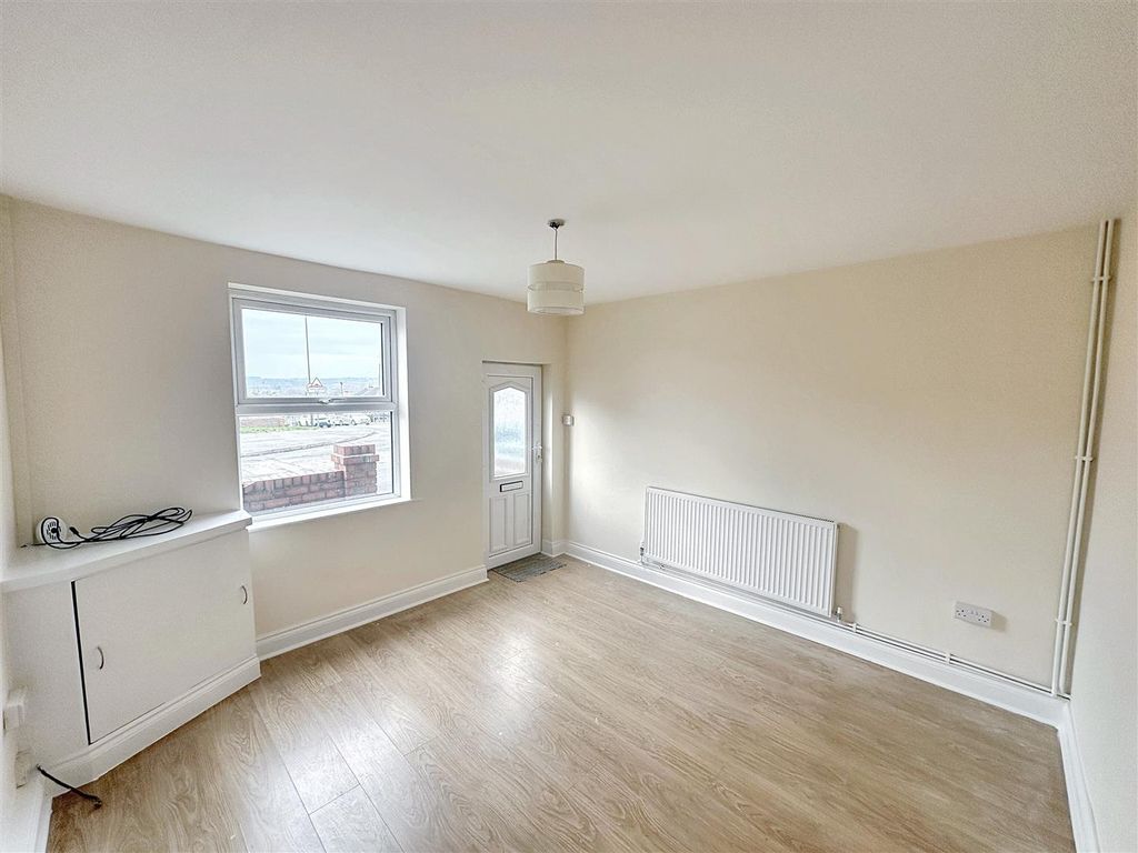 Property photo 3 of 10 002 Lounge.Jpg