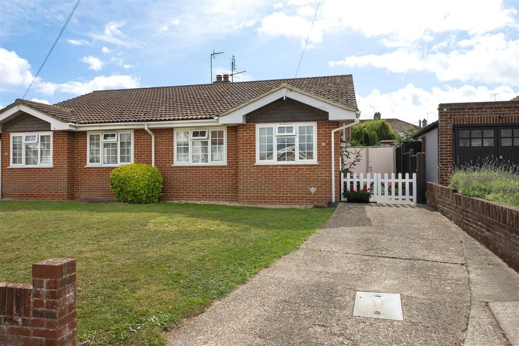 Property photo 1 of 12 Gordon Road, Whitstable