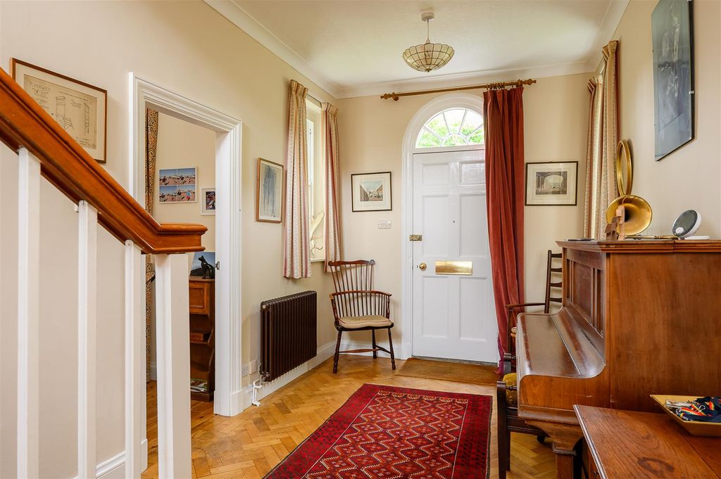 Property photo 2 of 40 Entrance Hall