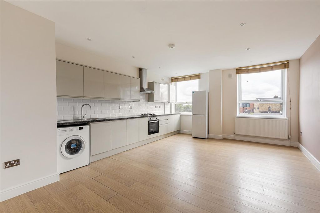 Property photo 1 of 12 Eastwood Close, E18
