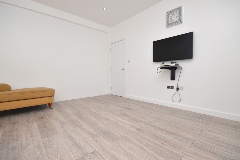 Property photo 3 of 17 Gallery