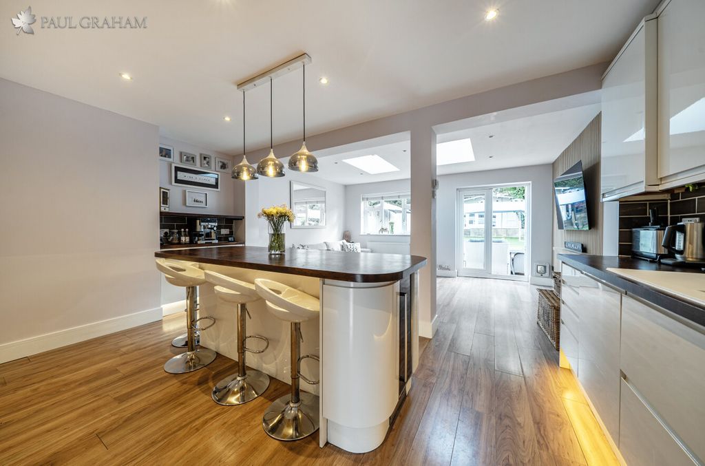 Property photo 2 of 17 2Ad138Ed-Fc54-4A15-Afaf-398307E8F496
