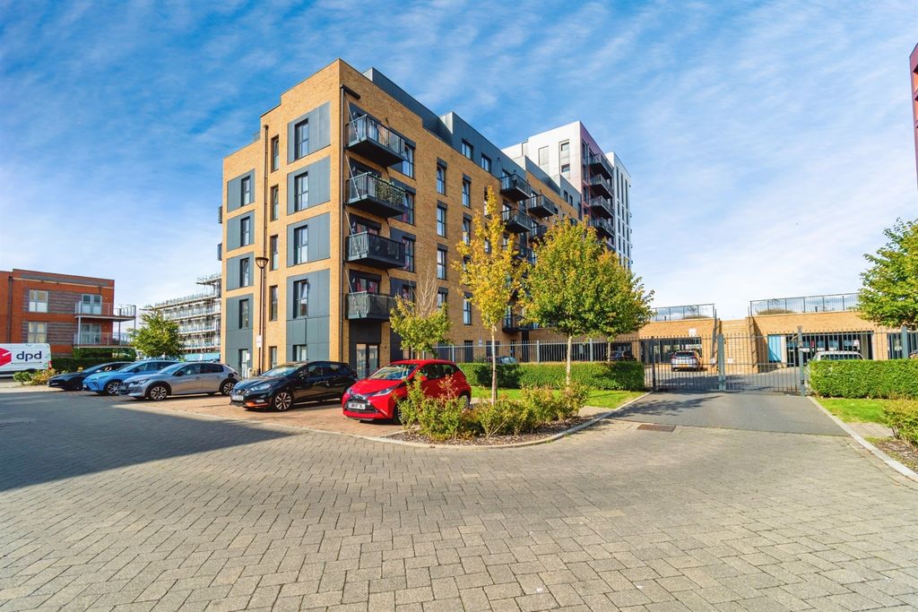 Property photo 2 of 17