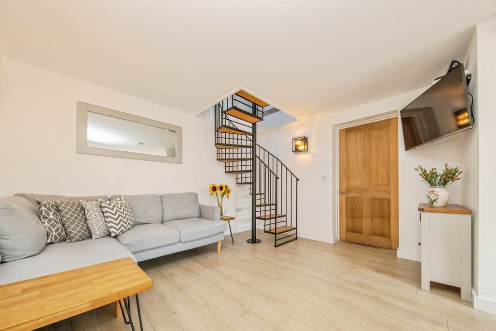 Property photo 3 of 33