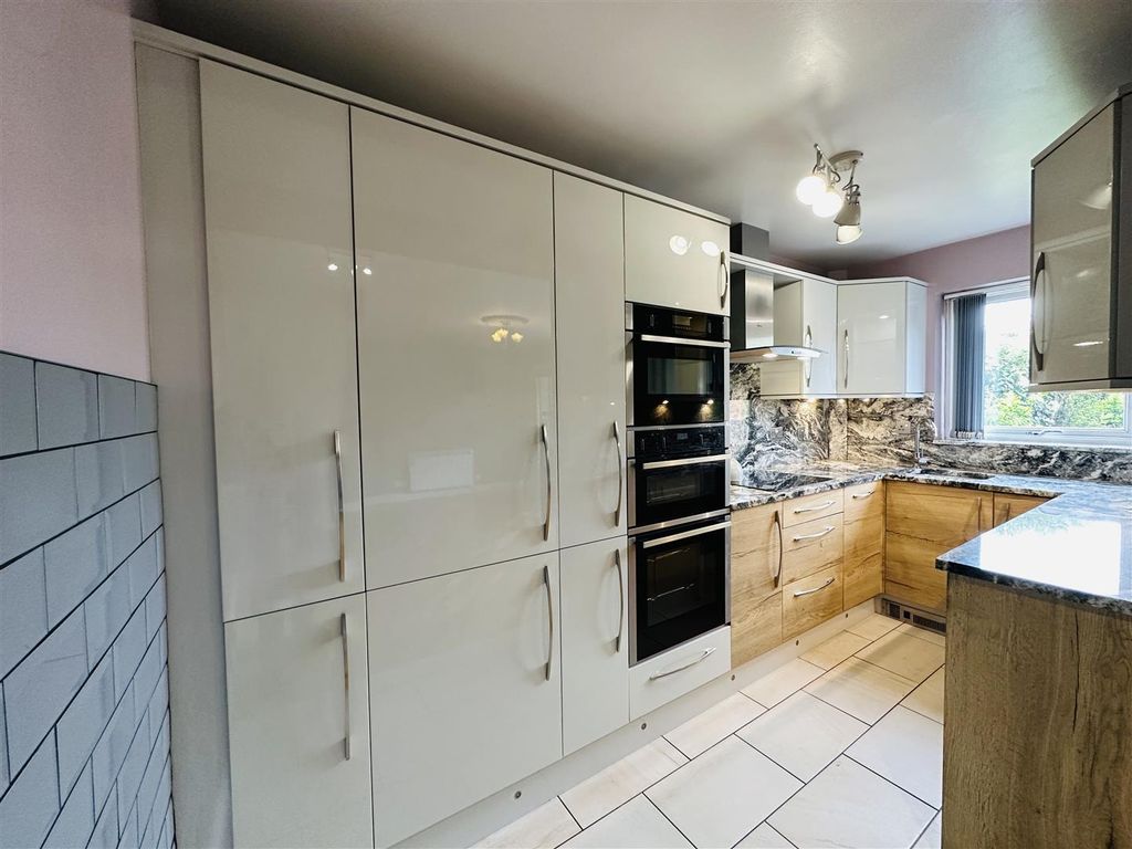 Property photo 3 of 11 Kitchen