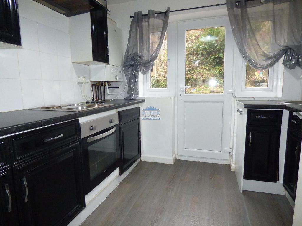 Property photo 2 of 7 Kitchen